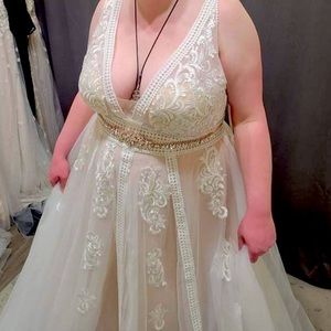 Madison Carolina Bridal- private label gown 40” waist, size 18-20.